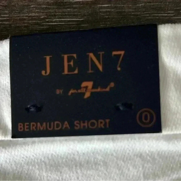Jen7 Sculpting Bermuda Jean Shorts in White with Gold Buckle. Size 0. NWT! - Picture 13 of 16